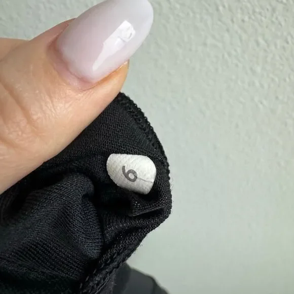 ✨$5/$25 Lululemon Strappy Black Athletic Tank Top Size 6 Small - Picture 5 of 5